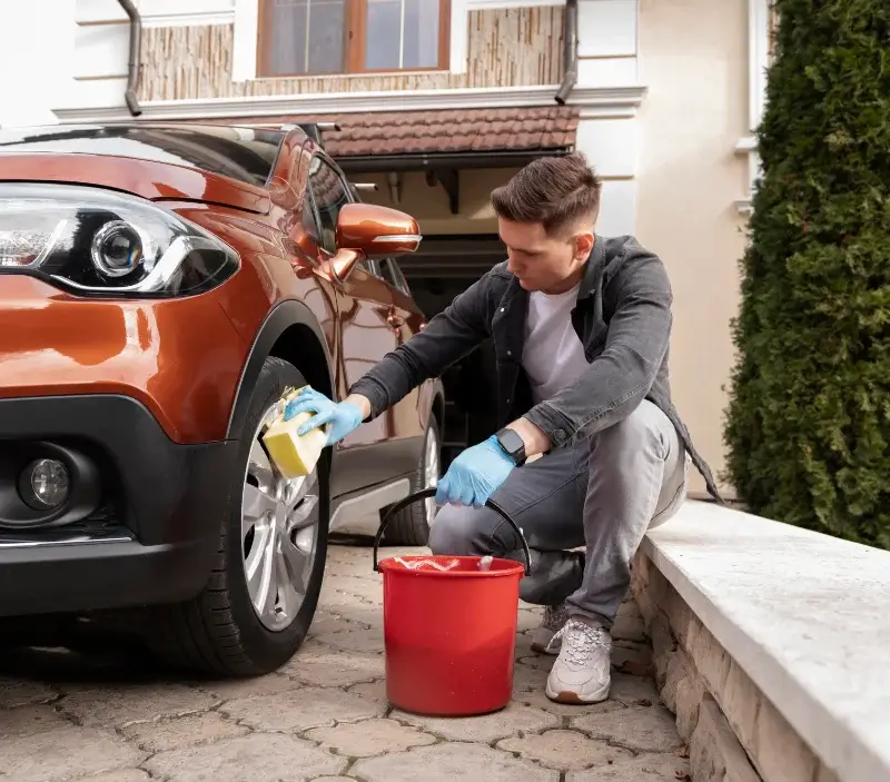 Lavage auto à domicile Champvans : professionnel intervenant sur un véhicule